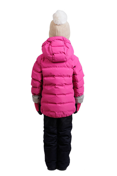 вид сзади маленькой девочки зимой выглядит изолированной на белом фоне - Фото, изображение