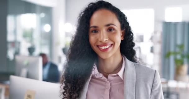 Zakelijk, glimlach en gezicht met de vrouw in het kantoor voor professionele, zelfverzekerde en ontwikkeling. Geluk, focus en trots met portret van vrouwelijke werknemer voor zakelijke, positieve en vrolijke mindset. - Video