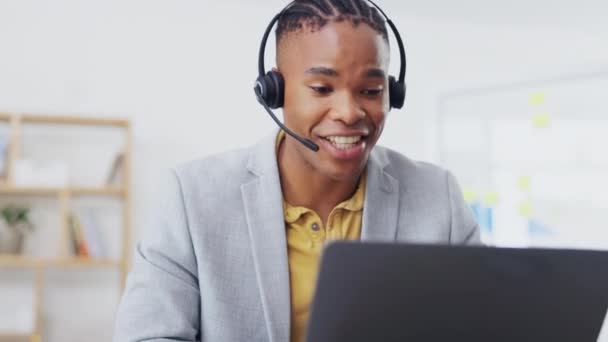Kundenservice, Laptop-Videotelefonie und glückliche schwarze Männer vernetzen sich auf Webinaren, Online-Konferenzen oder Telemarketing. Kommunikations-Mikrofon, Callcenter-Beratung und Bürokraft im Verkaufsgespräch. - Filmmaterial, Video