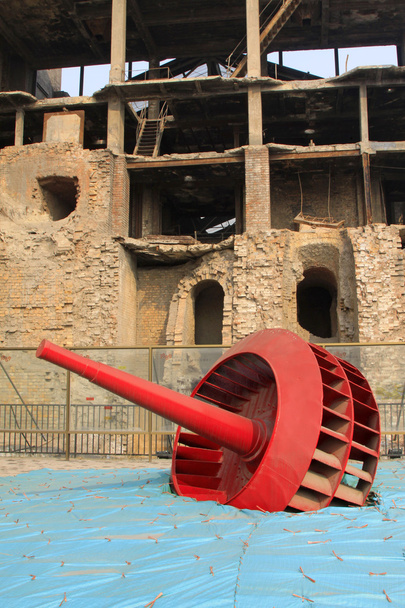 Здания и оборудование, отходы старых заводов
 - Фото, изображение