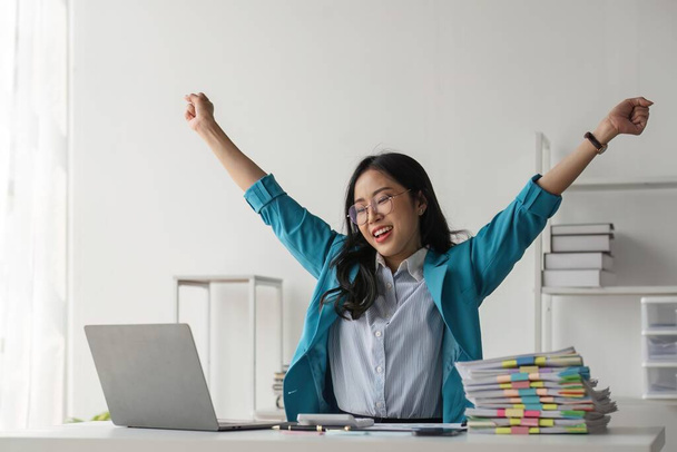 Jong gelukkig zakenvrouw werknemer of het gevoel opgewonden winnen online kijken naar laptop vieren professionele prestatie, ingehuurd of goedgekeurd op het werk. - Foto, afbeelding