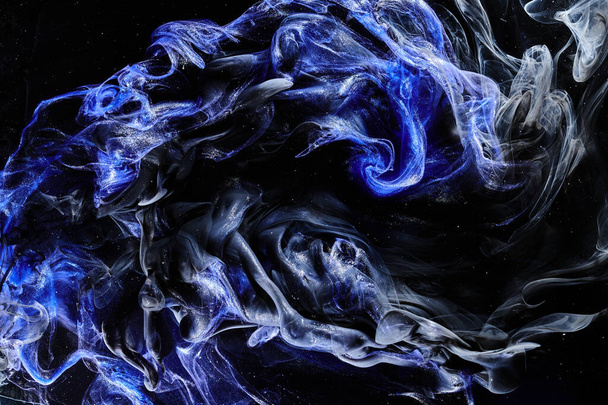 Fondo marino abstracto azul oscuro. Salpicaduras, gotas y olas de pintura brillante bajo el agua, nubes de humo en movimiento - Foto, Imagen
