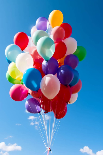 Mazzo di palloncini colorati galleggianti in aria con cielo blu sullo sfondo. - Foto, immagini