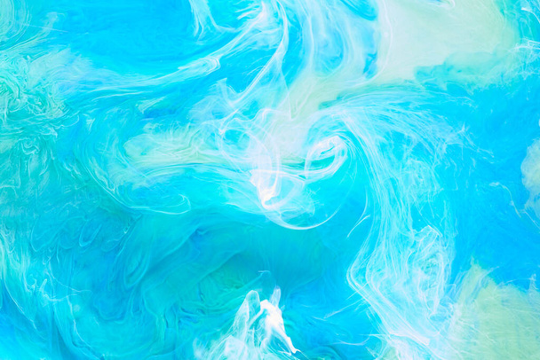 Niebieski kontrast płynne tło sztuki. Eksplozja farby atramentowej, abstrakcyjne chmury makiety dymnej, akwarela pod wodą - Zdjęcie, obraz