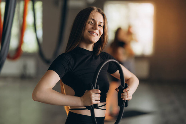 Joven chica deportiva haciendo ejercicio, traje deportivo negro - Foto, imagen