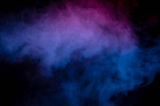 Kék és lila gőz fekete háttérrel. Fénymásolási hely. - Fotó, kép