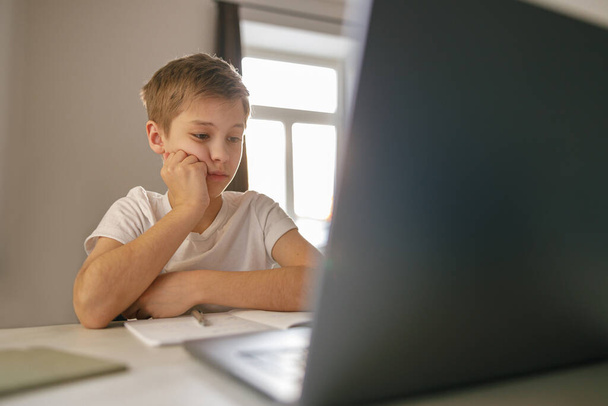 Szczęśliwego zdrowego dziecka wyszukiwania informacji w Internecie. Wysokiej jakości zdjęcie - Zdjęcie, obraz