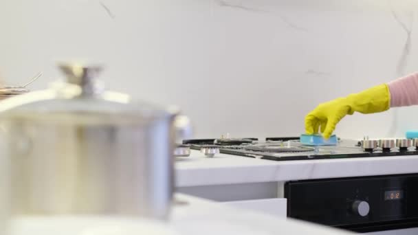  Den Elektroherd zum Kochen mit Moosgummi und Waschmittel waschen. Reinigung eines Hauses mit modernem Interieur - Filmmaterial, Video