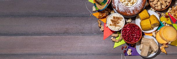 Tradycyjne Festa Junina Letni Festiwal Karnawał Żywności. Tradycyjne brazylijskie potrawy i przekąski Festa Junina - popcorn, orzeszki ziemne, ciasto kukurydziane, fasola, ciastko, pacoca, z świątecznym wystrojem i dodatkami - Zdjęcie, obraz