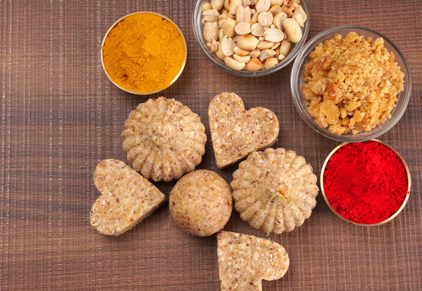 Amendoins doces saudáveis e Jaggery Ladoo com cúrcuma em pó. Deliciosos doces indianos servidos em segundo plano  - Foto, Imagem