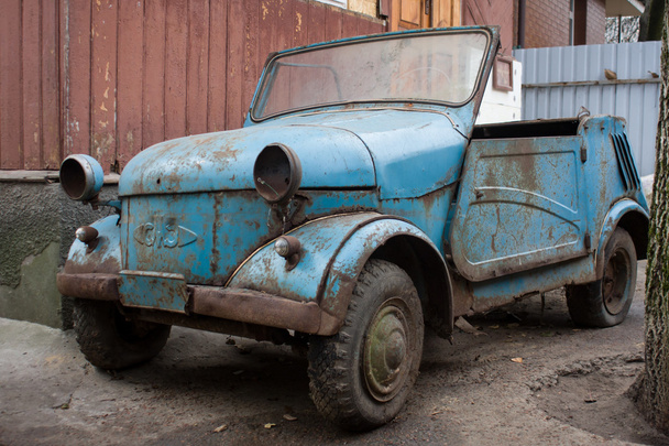 Σκουριασμένο αυτοκινήτων από την ΕΣΣΔ. - Φωτογραφία, εικόνα