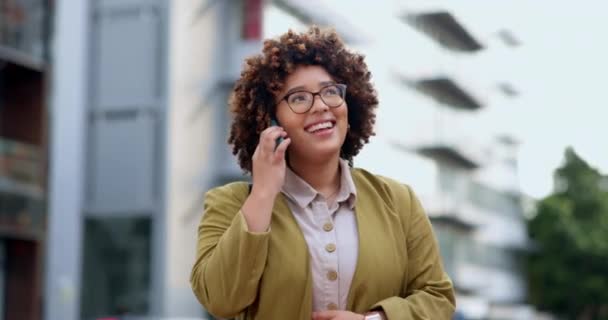 市内の電話、会話やビジネスの女性は、話すか、屋外に連絡するチャット。会話、ディスカッション、コミュニケーションにおける携帯電話、幸福と女性の専門家 - 映像、動画