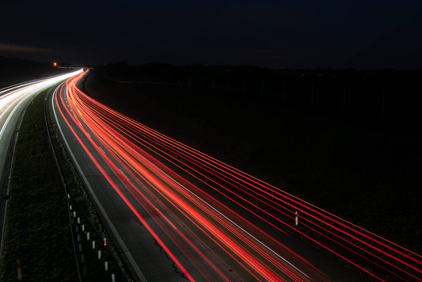 夜に運転する車のライト。長時間露光 - 写真・画像