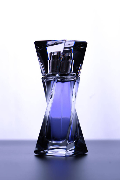 黒を基調としたガラス瓶の香水 - 写真・画像