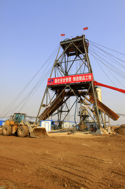 Torre de perforación en mina de hierro macheng, luannan county, hebei pro de perforación - Foto, imagen