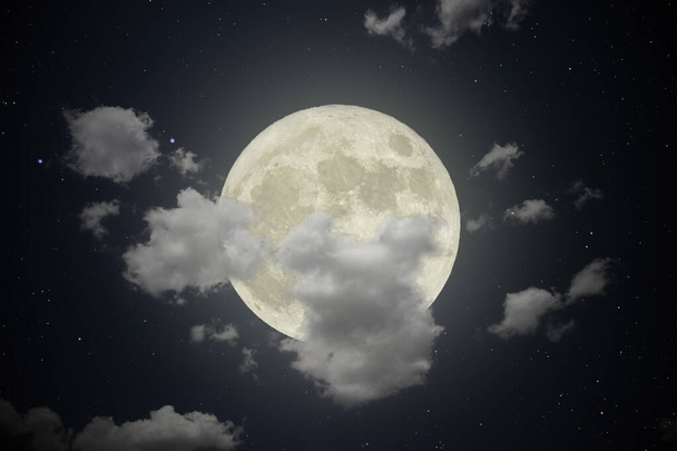 Pleine lune ciel nègre avec quelques nuages et étoiles - Photo, image