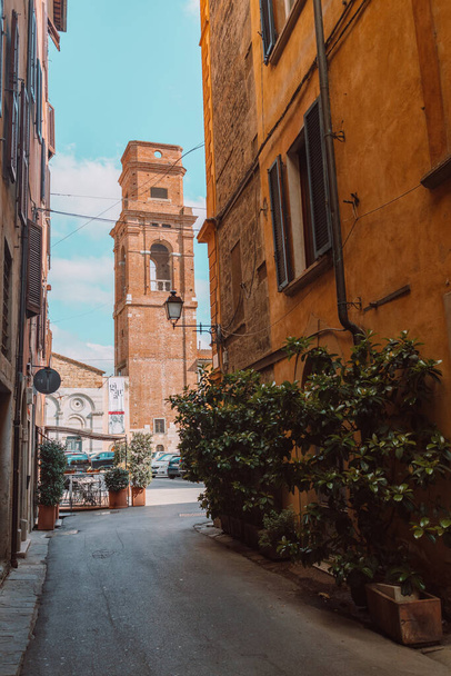 Prachtige Italiaanse straat met plant in een bloempotten van kleine oude provinciestadje, Pisa, Italië, Europa. Hoge kwaliteit foto - Foto, afbeelding