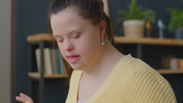 Nakloňte dolů záběr dívky s Downovým syndromem hraje syntezátor doma - Záběry, video