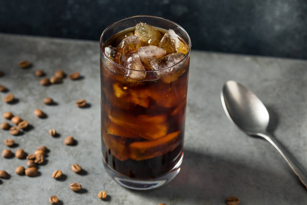 Cold Refreshing Iced Cold Brew Coffee in a Glass - Foto, afbeelding