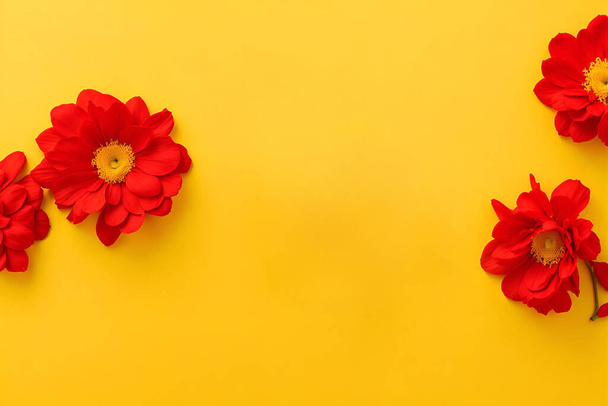 Composición floral sobre un fondo de moda en blanco. Fondo de flores para Día de la Madre, día de San Valentín, boda, cumpleaños. espacio de copia  - Foto, Imagen