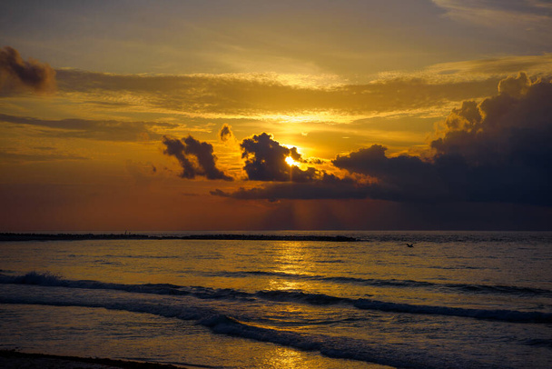 Sea beach with sky sunset or sunrise. Clouds over the sunset sea. Sunset at tropical beach. Nature sunset landscape of beautiful tropical sea. - Foto, afbeelding