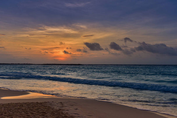 Strand am Meer mit Sonnenuntergang oder Sonnenaufgang. Wolken über dem untergehenden Meer. Sonnenuntergang am tropischen Strand. Natur Sonnenuntergang Landschaft des schönen tropischen Meeres. - Foto, Bild