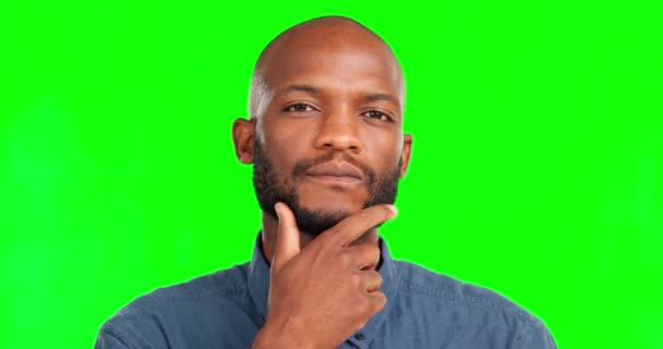 Denken, Idee und Gesicht eines schwarzen Mannes auf grünem Bildschirm für Brainstorming, Vision und staunenden Ausdruck. Ideen, Planung und Porträt einer isolierten Person auf Chromakey für Zweifel, Unsicherheit und Nachdenklichkeit. - Filmmaterial, Video
