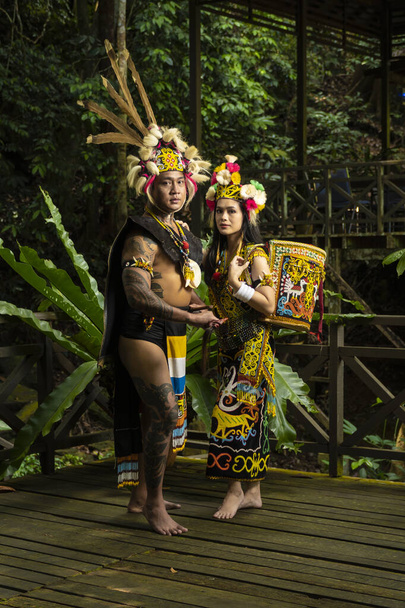 Elegancia exquisita en atuendo tradicional: una pareja de Borneo mostrando la belleza de su cultura a través de ropa tradicional impresionante - Foto, Imagen