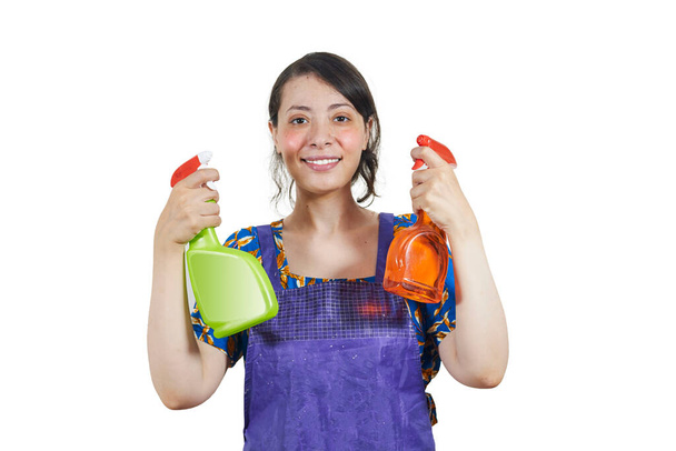 Mujer sonriente sosteniendo tres botellas con líquido de limpieza aislado sobre fondo blanco - Foto, Imagen