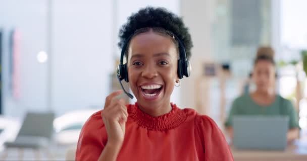 Obsługa klienta, komunikacja wideo i szczęśliwa czarna kobieta telemarketing na e-commerce, skontaktuj się z nami CRM lub telekomunikacja. Portret konsultantki, konsultacja webinarna twarzy i wsparcia technicznego na słuchawkach. - Materiał filmowy, wideo