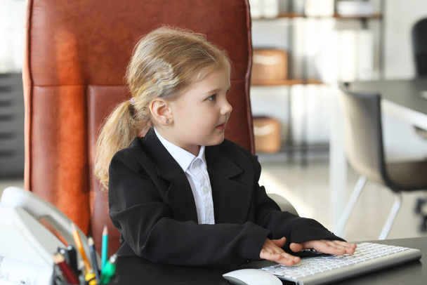 Lustige kleine Geschäftsfrau arbeitet mit Computer am Tisch im Büro - Foto, Bild