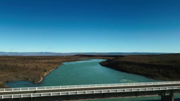 Drón kilátás a La Leona folyóra a 40-es úton El Chalten Patagonia Argentínából. Kiváló minőségű 4k felvételek - Felvétel, videó