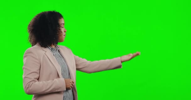 Uitzending, gezicht en een vrouw met nieuws op een groen scherm geïsoleerd op een studio achtergrond. Mockup, toespraak en portret van een verslaggever over de media, weersvoorspelling of presentatie van een rapport. - Video