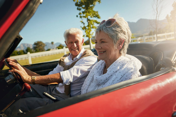 Viviendo el sueño de la jubilación. una pareja de ancianos en un viaje por carretera - Foto, Imagen