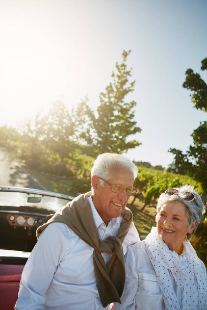Передбачення дорожньої подорожі робить кожен день більш захоплюючим. старша пара їде в поїздку
 - Фото, зображення