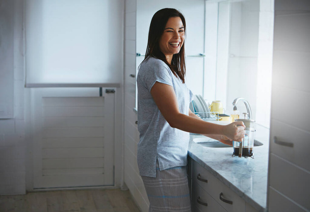 Vorbereitung einer frischen Charge. Ausschnittporträt einer attraktiven jungen Frau, die in der Küche einen Kaffee genießt - Foto, Bild