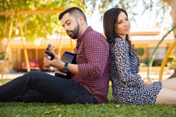 Пара, играющая на гитаре и поющая
 - Фото, изображение