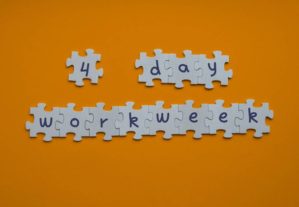 Simbolo di settimana lavorativa di 4 giorni sui puzzle concetto di settimana lavorativa di quattro giorni. Approccio moderno fare affari settimana lavorativa corta. Efficacia dei dipendenti. Produttività ed efficienza giorni liberi  - Foto, immagini