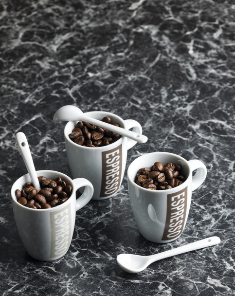 Kaffeetassen voller Kaffeebohnen - Foto, Bild