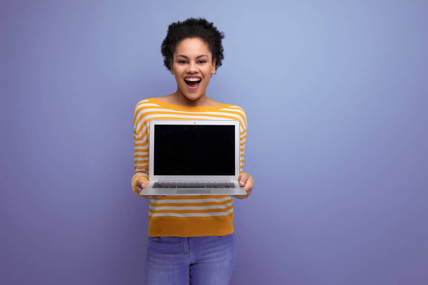 pozitív afro barna latin fiatal üzleti nő laptop. - Fotó, kép