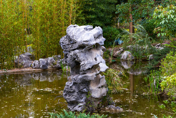 rocas rocosas en el lago parque - Foto, imagen