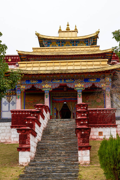 Красивый тибетский буддийский монастырь с золотой крышей и лакированным покрытием в Тибете - Фото, изображение