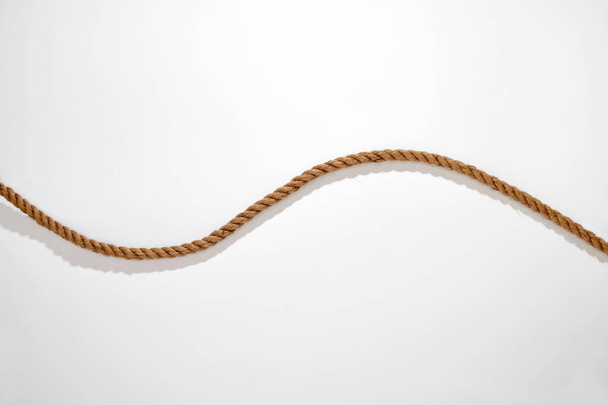 Vista superior da corda ondulada de fibra natural colocada no fundo branco com sombra - Foto, Imagem