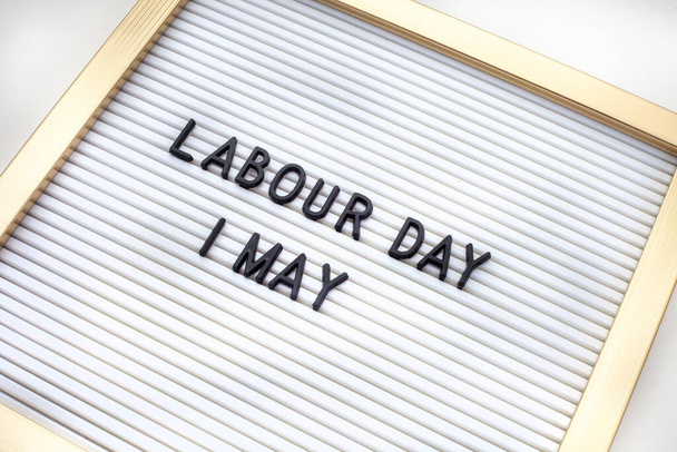 Día del Trabajo 1 de mayo en el tablero de anuncios - Foto, imagen