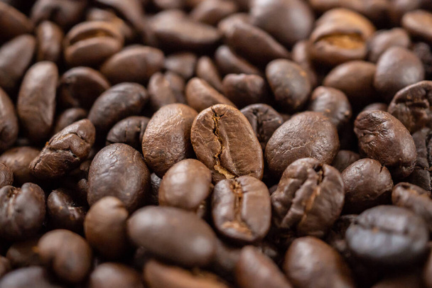 Свежий жареный коричневый кофе в зернах фон - Фото, изображение