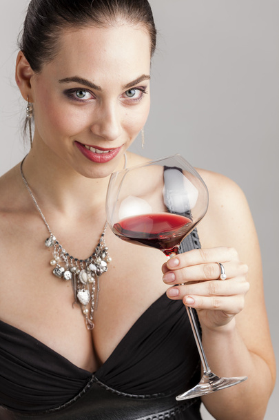 Nuori nainen lasillisella punaviiniä - Valokuva, kuva