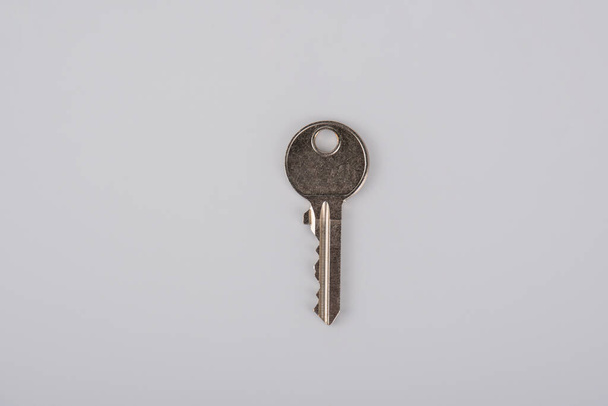 stary klucz z rysami odizolowanymi na białym tle - Zdjęcie, obraz