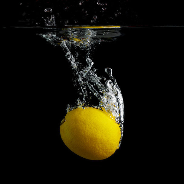 Lemon in water - Фото, изображение