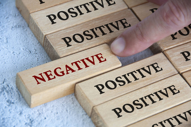 Ujj nyomja negatív szöveget fa blokk a többi fa blokk pozitív szöveggel. Pozitív gondolkodásmód - Fotó, kép