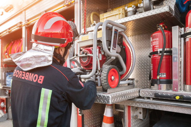 Feuerwehr-Kontroll- und Wartungsausrüstung für die Arbeit im Bereich des Kaminbüros in der Nähe des Feuerwehrfahrzeugs. Hochwertige Fotografie. - Foto, Bild